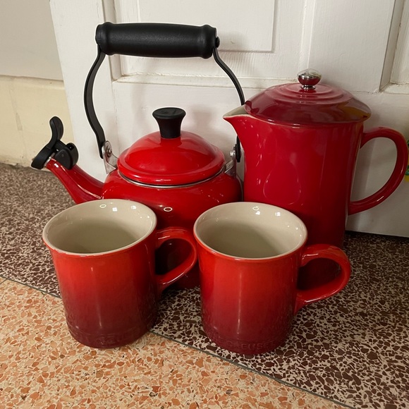 Le Creuset Kitchen Le Creuset French Press Tea Kettle And Mugs